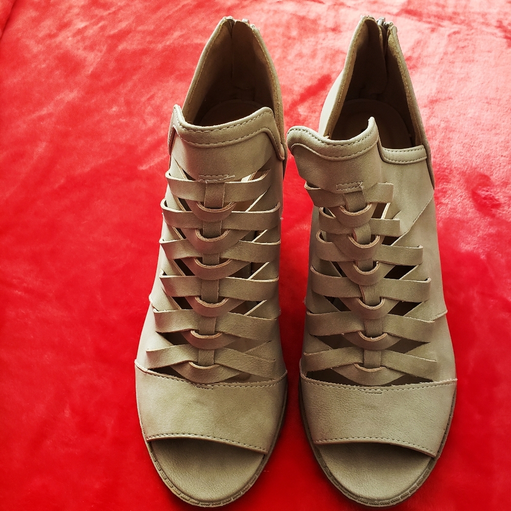 Womens sz 8.5 Qupid shoes